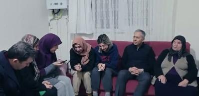 Bakan Yerlikaya'dan taziye ziyareti: Cumhurbaşkanı Erdoğan şehit ailesiyle g&ouml;r&uuml;şt&uuml;