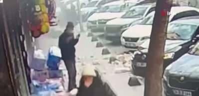 5 katlı binada balkon &ccedil;&ouml;kt&uuml;, yayalar son anda kurtuldu