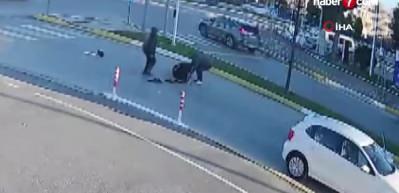 Akıl almaz kaza anı kameralarda! Yayaya iki kez çarptılar