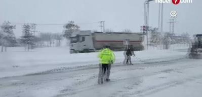 Anadolu Otoyolu'nun Bolu Dağı T&uuml;neli kesiminde kar yağışı etkili oluyor