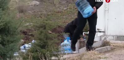 Ankara'da su kesintisinden etkilenen vatandaşlar &ccedil;eşmelerden su temin ediyor