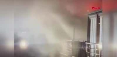 Avcılar&rsquo;da 6 katlı binanın &ccedil;atı katında yangın