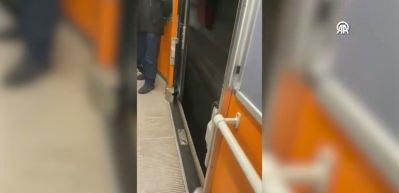  Bağcılar'da kapısı arızalanan metrodaki tehlikeli yolculuk kamerada