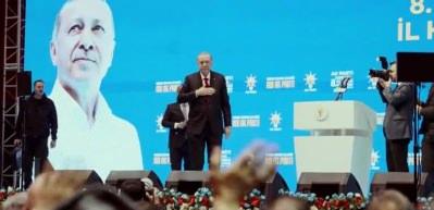 Başkan Erdoğan sahneye Ferdi Tayfur'un unutulmaz eseri eşliğinde &ccedil;ıktı!