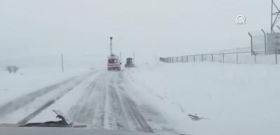 Kar ve tipi nedeniyle k&ouml;yde mahsur kalan hasta kurtarıldı