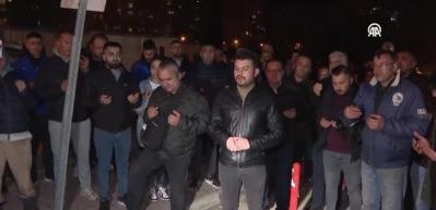 Ferdi Tayfur'un sevenleri hastane &ouml;n&uuml;nde toplandı