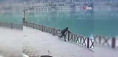 G&ouml;le d&uuml;şen &ccedil;ocuğu babasının kurtardığı anlar kamerada