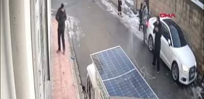 Havadan kıvılcım yağdı! Kopan elektrik teli, sokakta y&uuml;r&uuml;yen adamın &uuml;zerine d&uuml;şt&uuml;