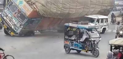 Hindistan'da korkun&ccedil; kaza! Talaş y&uuml;kl&uuml; kamyon aracın &uuml;zerine devrildi