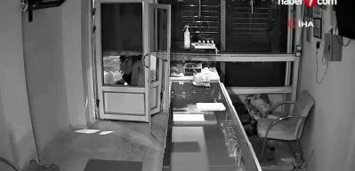 Iğdır'da kuyumcudan 5-6 kilo altın &ccedil;aldılar, parasıyla l&uuml;ks ara&ccedil; satın aldılar