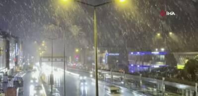 İstanbul&rsquo;da kar yağışı başladı