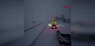 Kar nedeniyle kapanan Gerede-Karab&uuml;k yolu trafiğe a&ccedil;ıldı