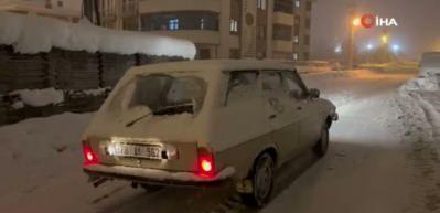 Karab&uuml;k'te kar &ccedil;ilesi ve eğlence bir arada