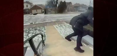 R&uuml;zgar yaşlı kadını savurdu!