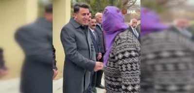  Tunceli'de y&uuml;rekleri ısıtan buluşma: Yatalak eşine yardım eden valiye patik hediye etti