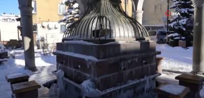 T&uuml;rkiye&rsquo;nin en soğuk yeri Erzurum oldu, &ccedil;eşmeler buz tuttu