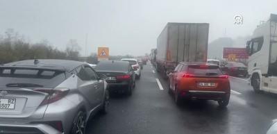 Ulaşıma 'kar ve tipi' engeli: Bolu Dağı'nda kar yağışı nedeniyle ağır tonajlı ara&ccedil;ların ge&ccedil;işine izin verilmiyor