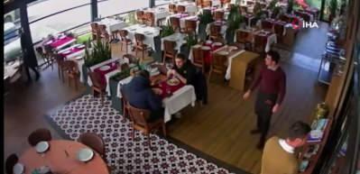 &Uuml;nl&uuml; sanat&ccedil;ı Cahit Berkay kaza ge&ccedil;irdi! Aracıyla restorana daldı