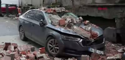 Yıkım aşamasındaki binanın duvarı ara&ccedil;ların &uuml;zerine devrildi