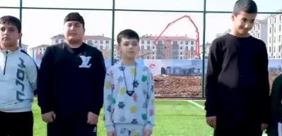 Bakan Kurum, depremzede H&uuml;seyin'e verdiği halı saha s&ouml;z&uuml;n&uuml; tuttu