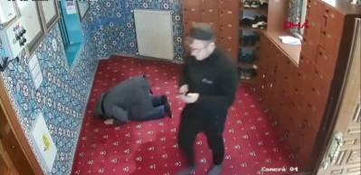 Cemaatin ayakkabısını &ccedil;alan hırsız kıskıvrak yakalandı