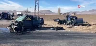 Nevşehir'de otomobiller &ccedil;arpıştı; baba ile oğlu &ouml;ld&uuml;, 4 yaralı