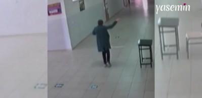 Nöbetçi öğrenci canı sıkılınca tek başına halay çekti! Görenlerin yüzünü güldürdü