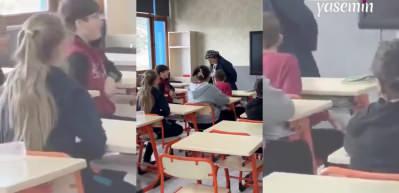 Öğretmen ve öğrenciler okulun temizlik görevlisine yaptığı sürpriz görenlerin içini ısıttı