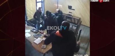 Şans eseri hayatta kaldı! Silahlı kavga kameralarda...
