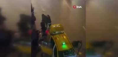 Yolcusuna bı&ccedil;ak &ccedil;eken taksici kamerada