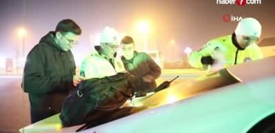 Alkoll&uuml; s&uuml;r&uuml;c&uuml;den polis ekiplerine esprili diyalog