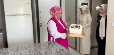 Elazığ'da 93 yaşına giren Sakine nine, ilk doğum g&uuml;n&uuml;n&uuml; gen&ccedil;lerle kutladı