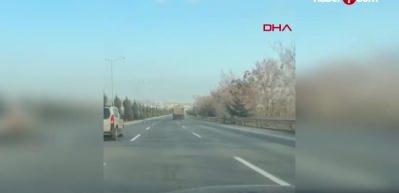 İki lastiği birden fırladı, karşı yöne geçmemesi için büyük çaba sarf etti!