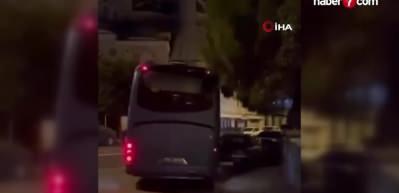 16 yaşındaki çocuk otobüs kaçırdı, park halindeki araçlara çarptı!