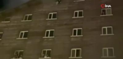 Dehşetin en net g&ouml;r&uuml;nt&uuml;s&uuml;! Bebeğini b&ouml;yle camdan atmış