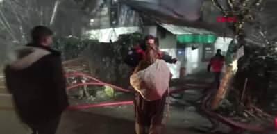 Evde başlayan yangın ahıra sı&ccedil;radı; 4 b&uuml;y&uuml;kbaş &ouml;ld&uuml;