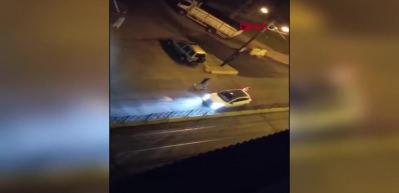 Zeytinburnu'nda polisin silah &ccedil;ekip kovaladığı uyuşturucu satıcısı yorulunca yakalandı
