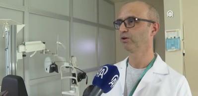 Baktığı kedi y&uuml;z&uuml;nden g&ouml;zlerinden oluyordu!