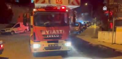 Bir evde &ccedil;ıkan yangında 4 kişi dumandan etkilendi