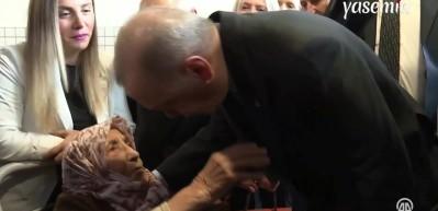 Cumhurbaşkanı Erdoğan 102 yaşındaki Gülsüm nine ile buluştu: Evladı yok diyorlar, ben varım