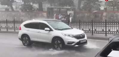 İstanbul'da hava sıcaklıkları d&uuml;ş&uuml;yor: Valilikten uyarı