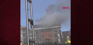  Sancaktepe'de 4 katlı binanın &ccedil;atı katı yandı