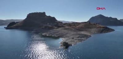 Suların &ccedil;ekilmesiyle 2 bin 800 yıllık nizamiye ortaya &ccedil;ıktı!