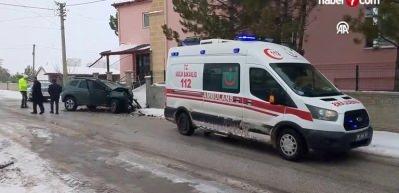 Hafif ticari araç cami duvarına çarptı