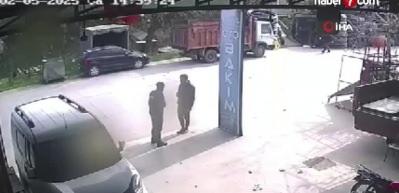 Kazadan kaçmak isterken kamyonun altında kaldı