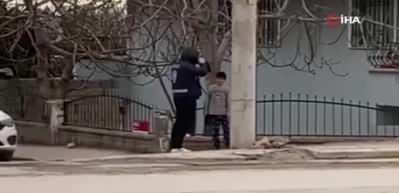 11 yaşındaki &ccedil;ocuk &uuml;ş&uuml;yen polise atkı ve beresini verdi