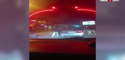 Adana&rsquo;da otomobilin &ouml;n&uuml;n&uuml; kesen 6 kişi, 2 kişiyi darbetti