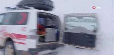 Ambulans kara saplandı! Hamile kadın b&ouml;yle kurtarıldı