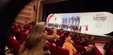 İstanbul Barosu'nda T&uuml;rkiye'yi hedef alan yabancı &uuml;lke temsilcilerine bir avukat &ccedil;ıkıştı