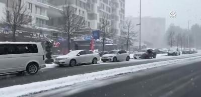 İstanbul'da kar yağışı devam ediyor, hissedilen sıcaklık eksi 5 dereceye d&uuml;şecek